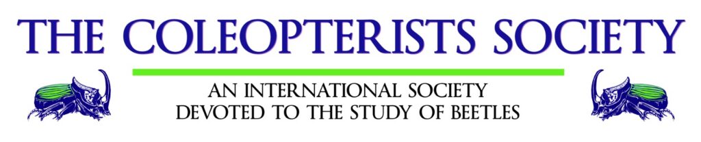 Banner da The Coleopterists Society sobre fundo branco. Na parte superior, o nome da organização aparece em letras grandes na cor azul: "THE COLEOPTERISTS SOCIETY". Abaixo, uma linha horizontal verde e o slogan em inglês: "AN INTERNATIONAL SOCIETY DEVOTED TO THE STUDY OF BEETLES" (Uma sociedade internacional dedicada ao estudo dos besouros). Nas extremidades esquerda e direita há ilustrações de besouros estilizados em azul e verde. O design é limpo, centralizado e utiliza as cores azul, verde e branco.